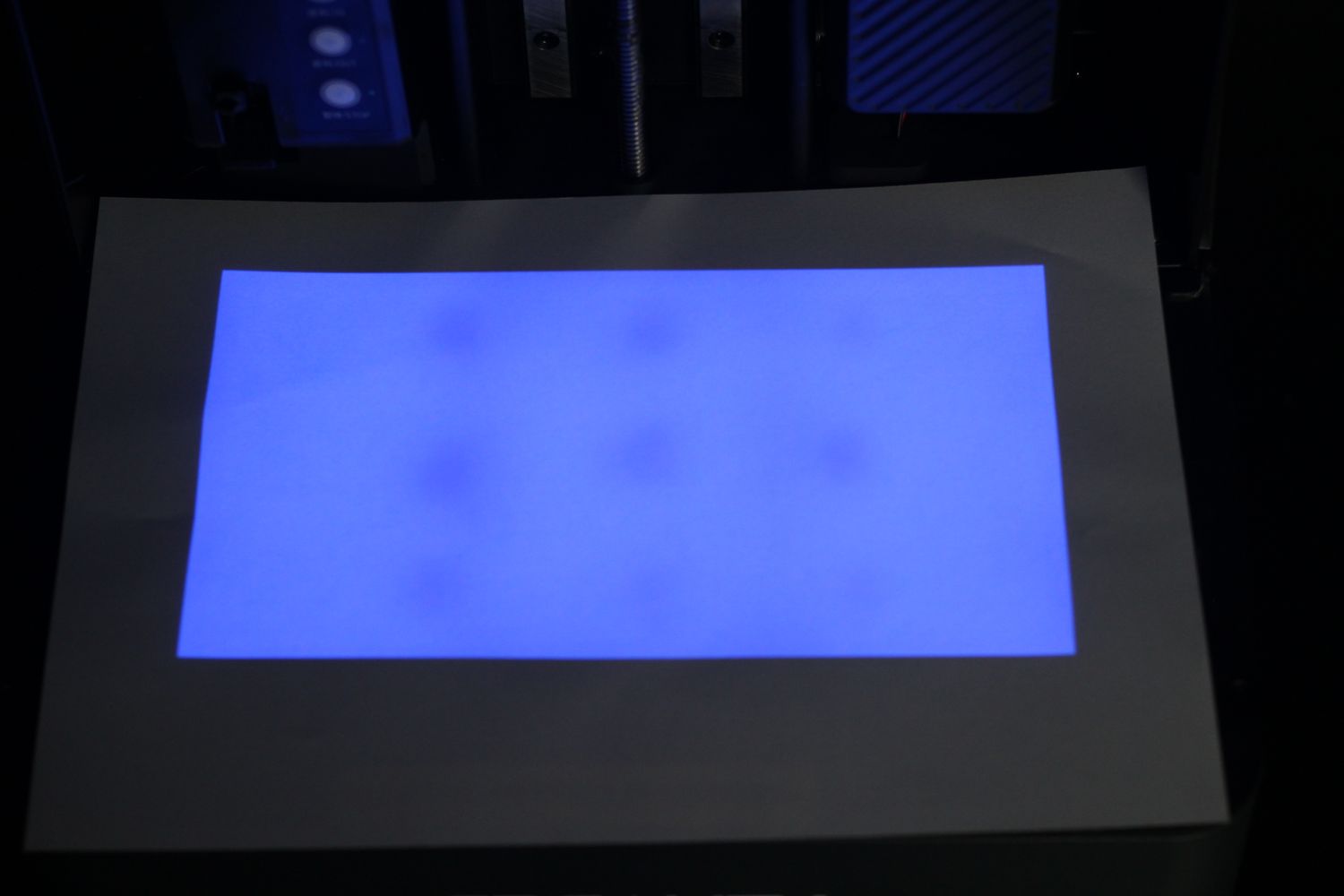 Тест UV uniformity HALOT-MAGE — синее пятно засветки на белой бумаге, видны контуры отдельных LED-светодиодов