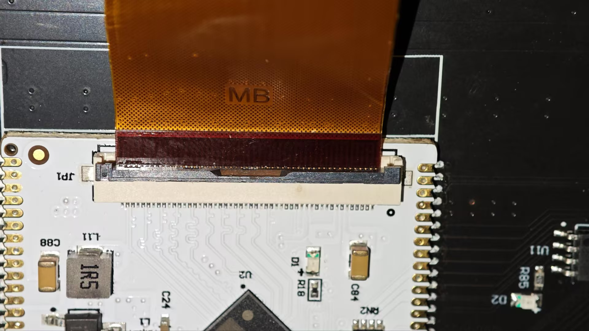 Шлейф LCD крупно: сторона с маркировкой MB вставляется в материнскую плату