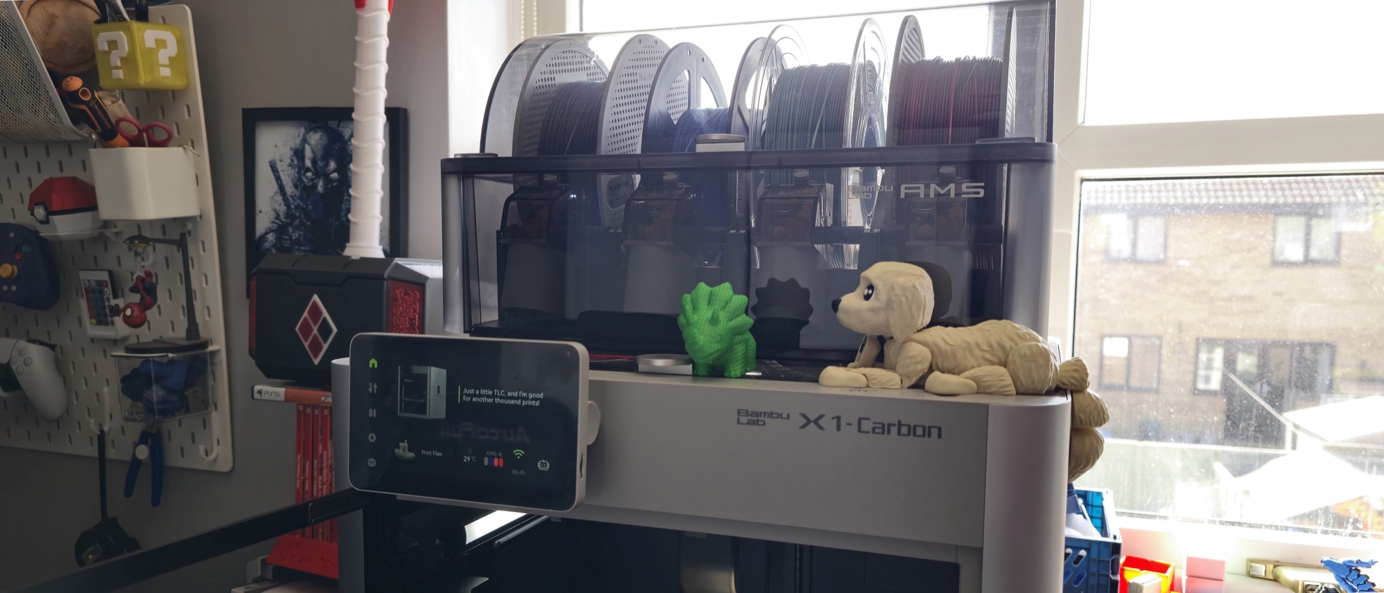 Bambu Lab X1 Carbon с напечатанными моделями