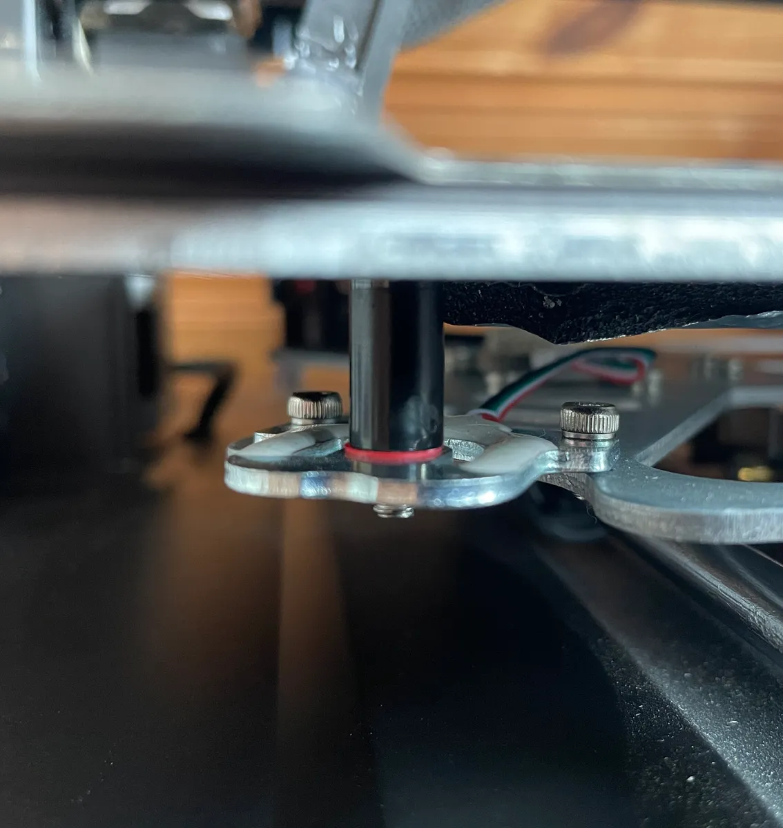 Установленный PETG-шим под угол стола Ender-3 V3 KE