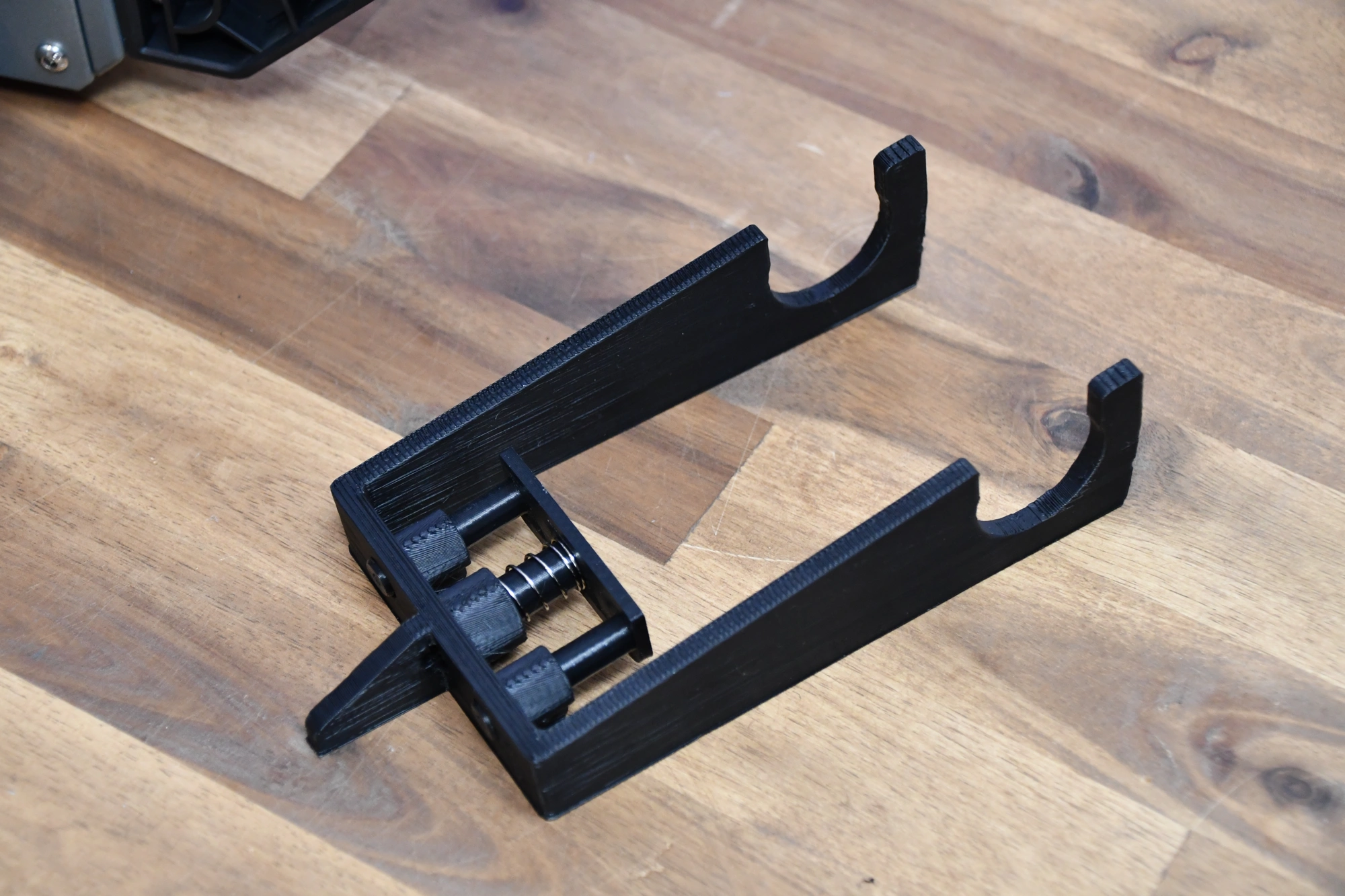 3D-печатный зажим с пружиной для катушки Ender-3 V3 — две пластиковые скобы с пружиной между ними