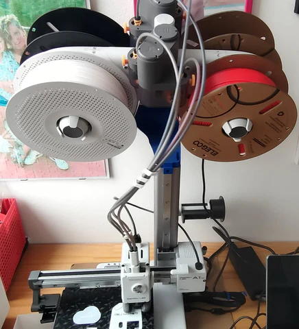 AMS Lite Vertical Holder над Z-осью A1 Mini — экономия места на столе