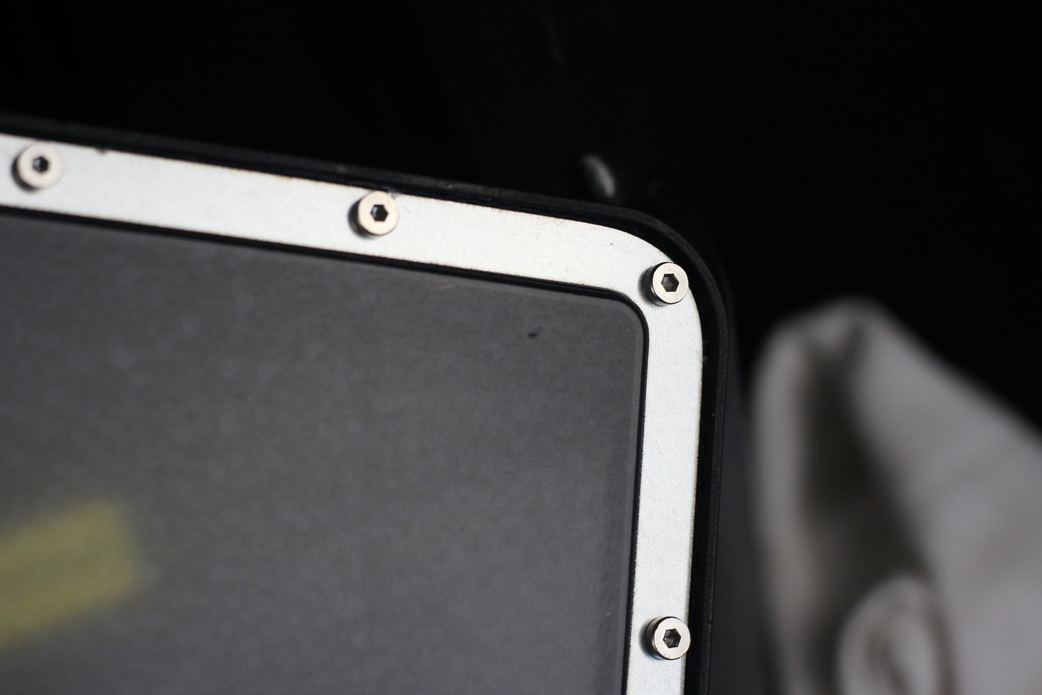 Закрытое отверстие на FEP — плёнка ослаблена и течь начнётся в любой момент