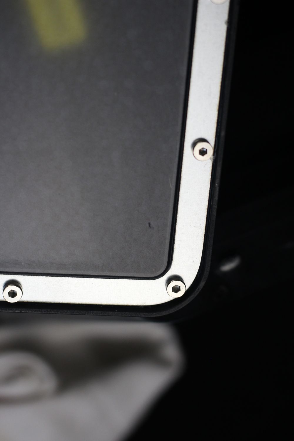 Прокол и помутнение плёнки в углу ванны — следы контакта с насосом