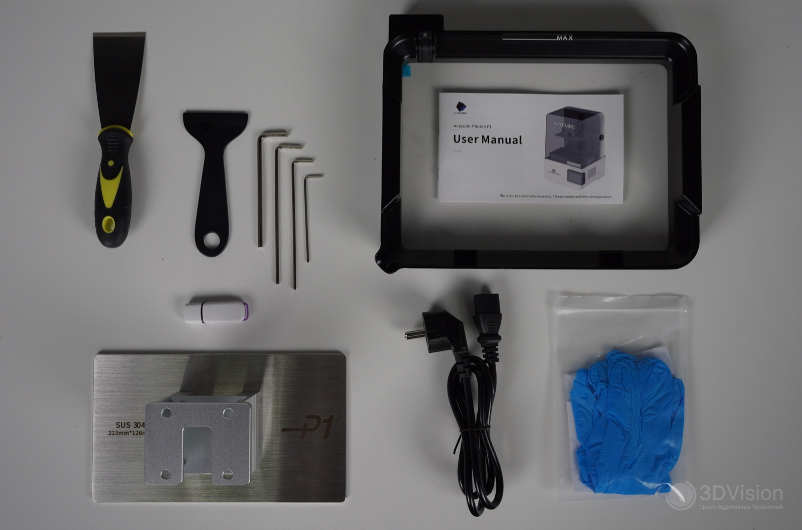 Комплектация Anycubic Photon P1: шпатели, четыре шестигранника, флешка на 8 ГБ, метровый кабель питания, перчатки и стальная платформа SUS 304