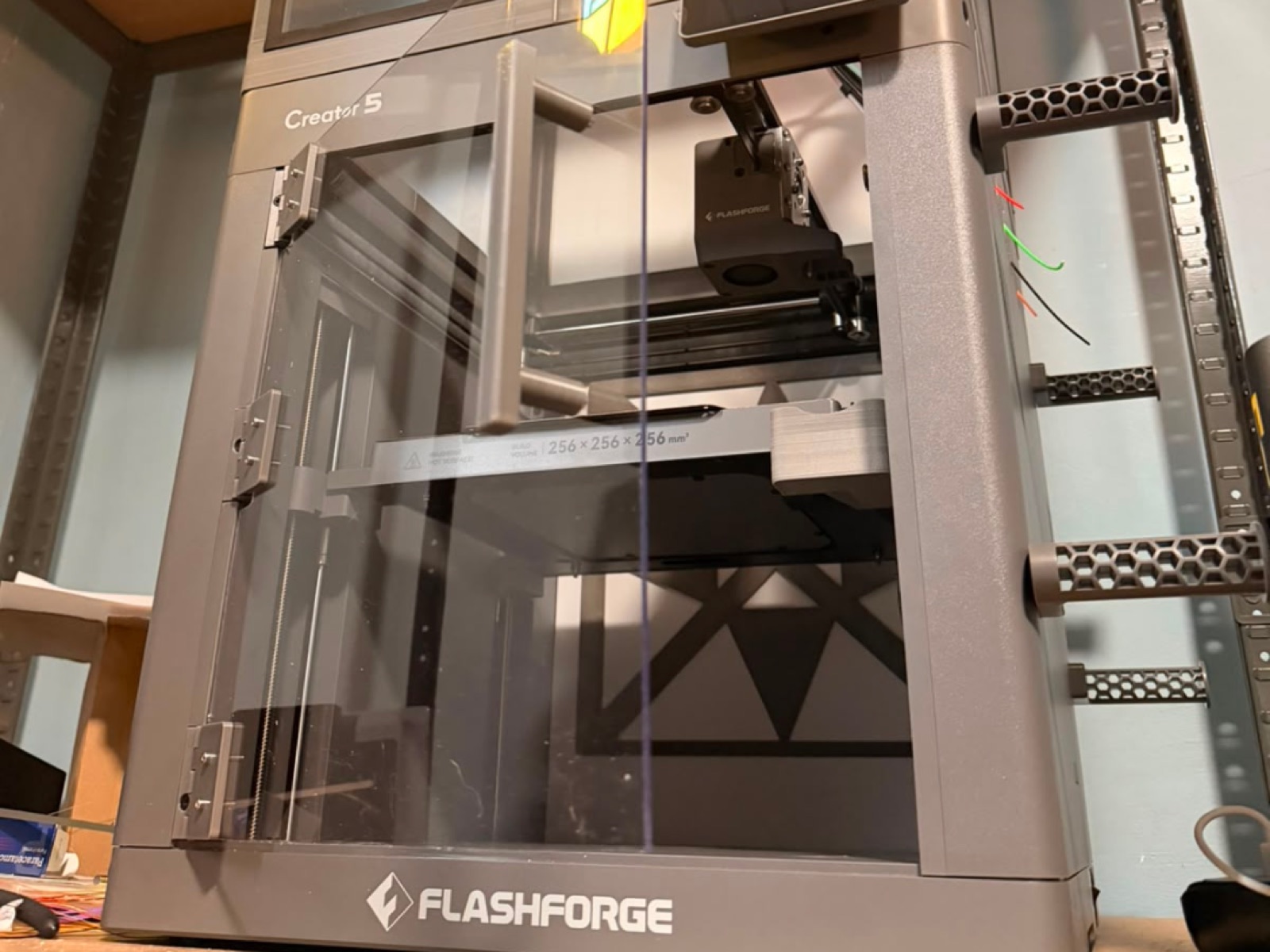 Flashforge Creator 5 с установленными передней и задней панелями корпуса