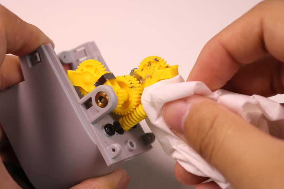 Чистка рифлёного колеса (knurled wheel) на верхней крышке безворсовой тканью