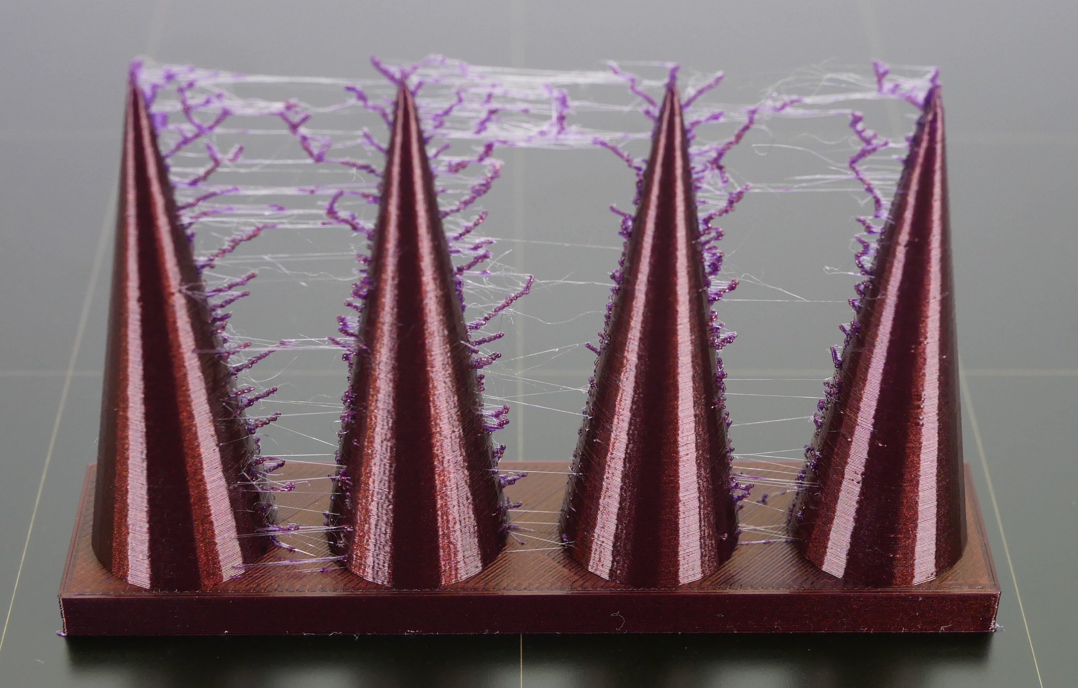 Нити между двумя тестовыми столбиками — типичный пример паутины при 3D-печати