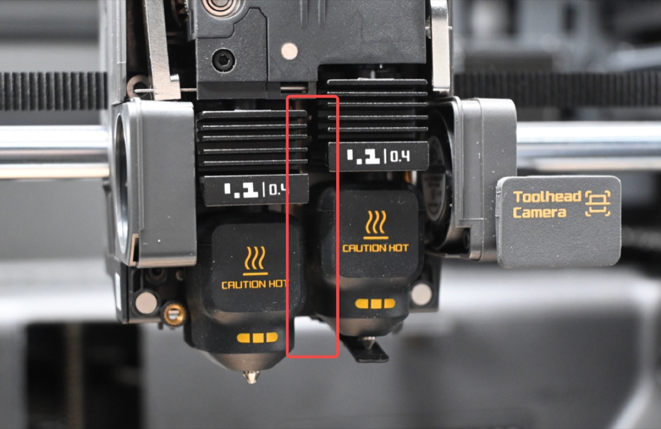 Flow blocker between the two X2D hotends highlighted with a red box
