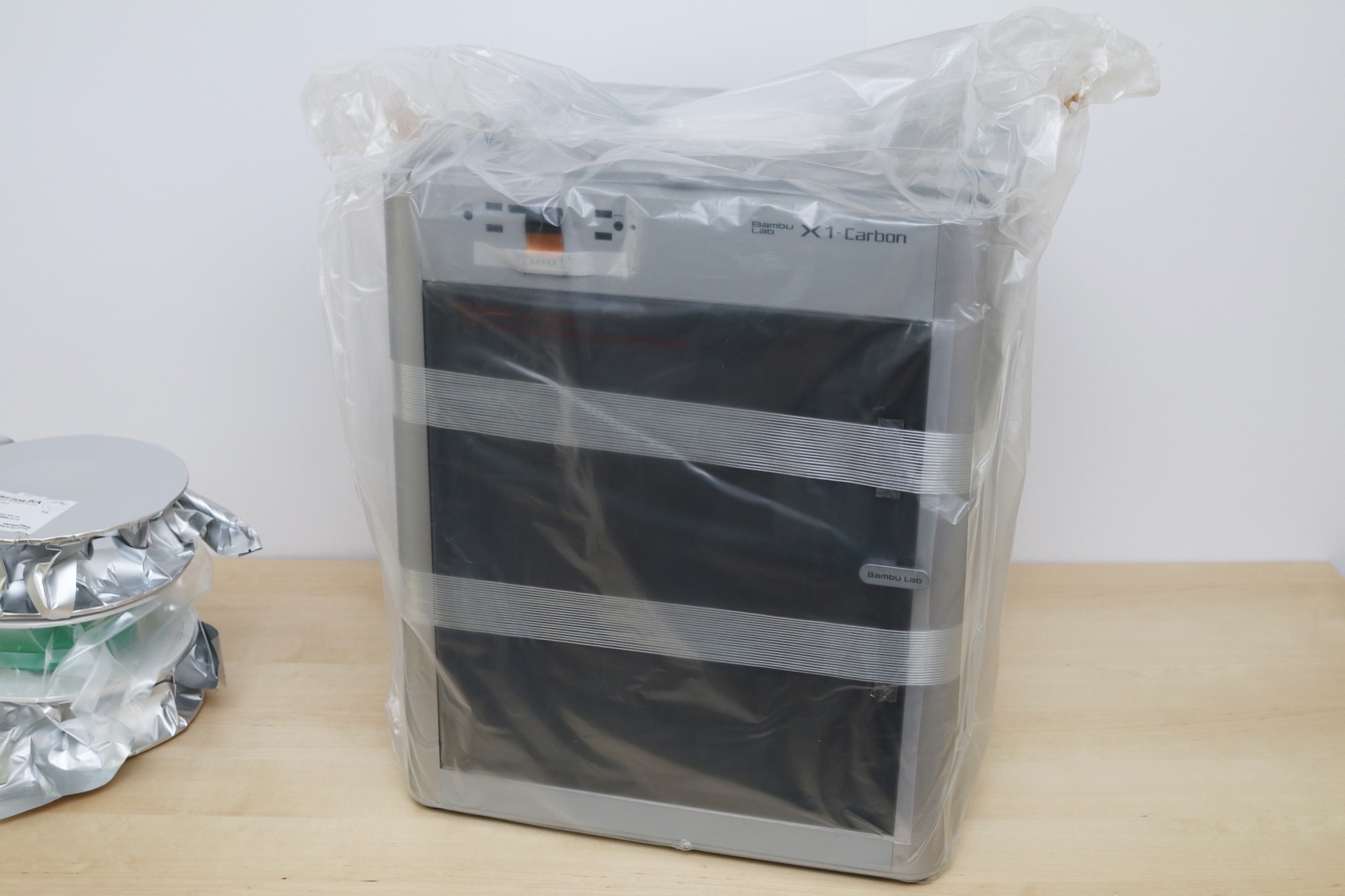 Bambu Lab X1C в заводской упаковке — плёнка и ремни