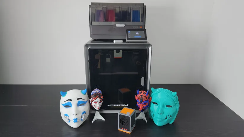Anycubic Kobra S1 Combo рядом с многоцветными масками