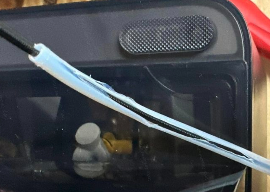 Крупный план повреждения PTFE-трубки на стороне хаба