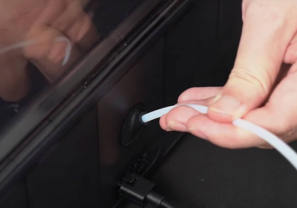 Шаг 2: вытяните PTFE-трубку, удерживая нажатым чёрный коннектор