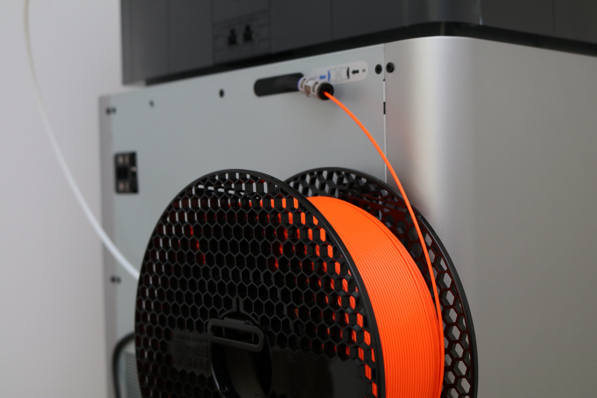 X1C — задняя панель с держателем катушки и подключениями