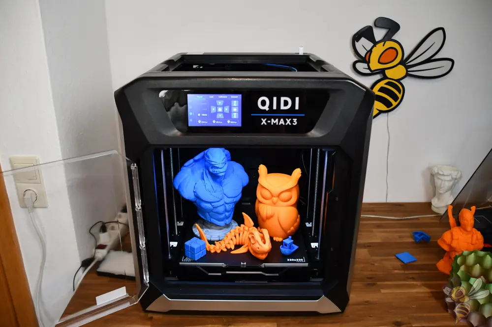 QIDI X-Max 3 с напечатанными моделями в камере