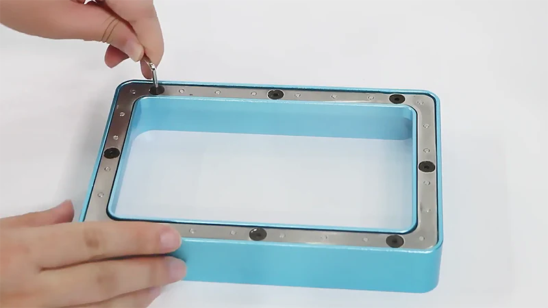 Натяжение FEP-плёнки — затягивание винтов на металлической рамке ванны