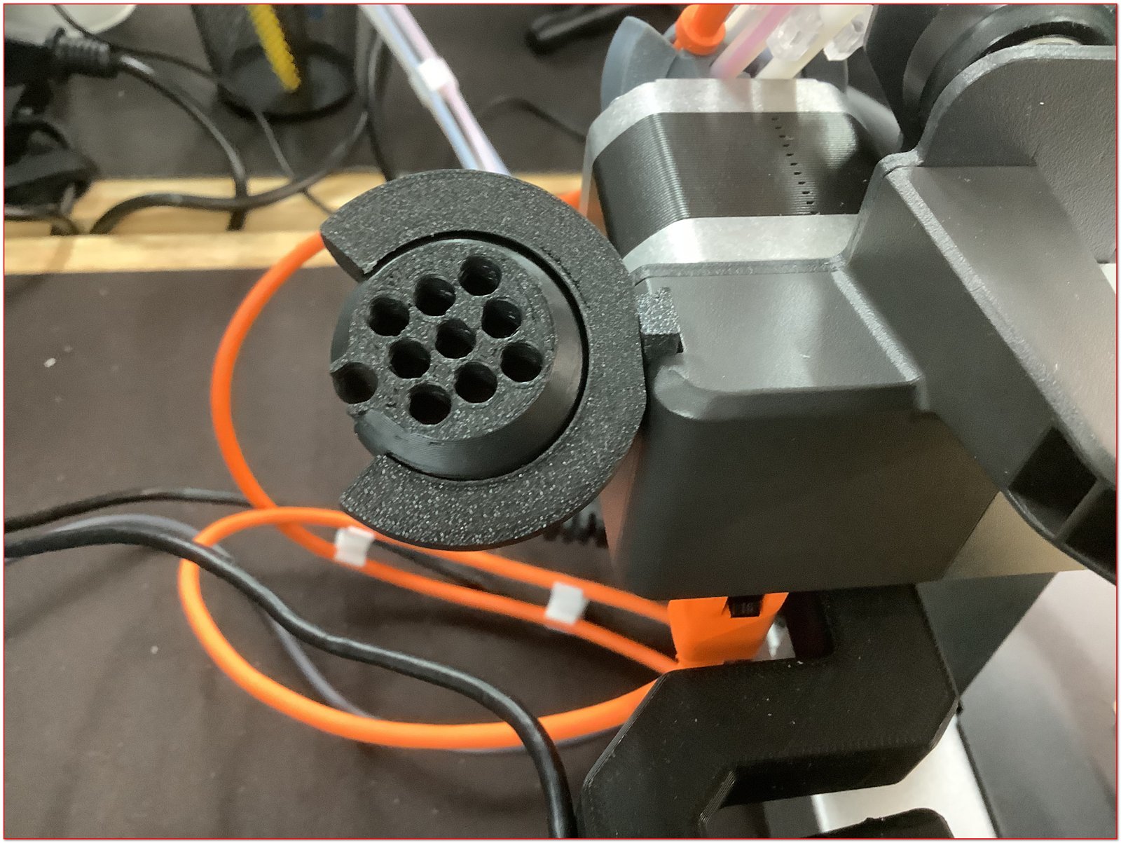 Карданное крепление на ось X под девять PTFE-трубок
