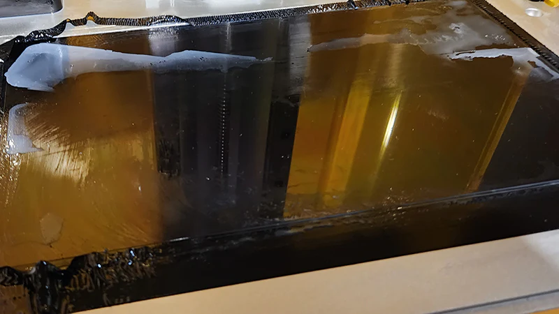 Протечка смолы через прорванную FEP-плёнку — повреждение LCD-экрана