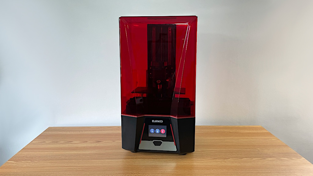 Elegoo Saturn 3 12K — фотополимерный принтер с красным колпаком на столе