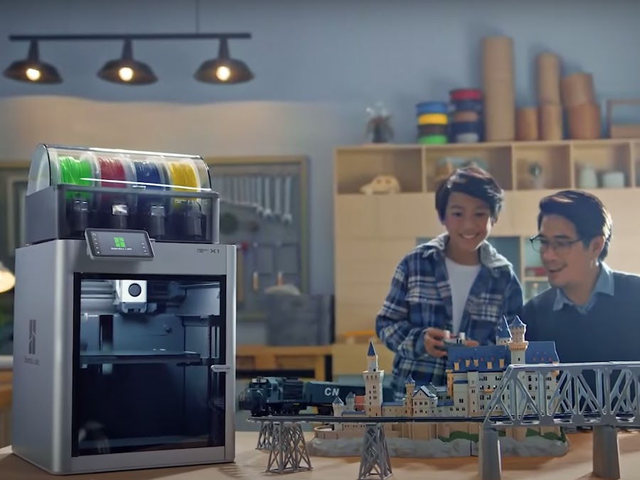 Bambu Lab X1C с мультицветными отпечатками