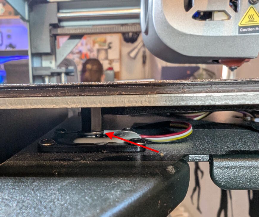 Гровер (пружинная шайба) под углом стола K1C — красная стрелка показывает установку