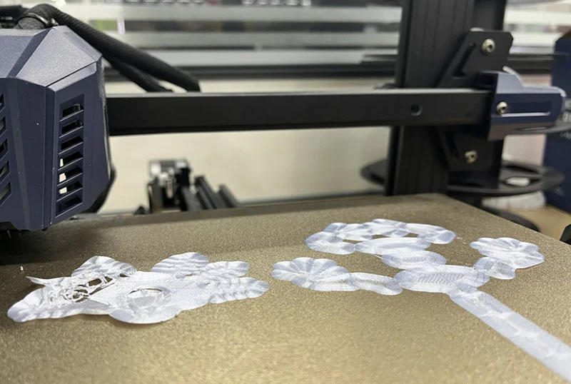 Первый слой отклеивается от стола — начало деформации при FDM-печати