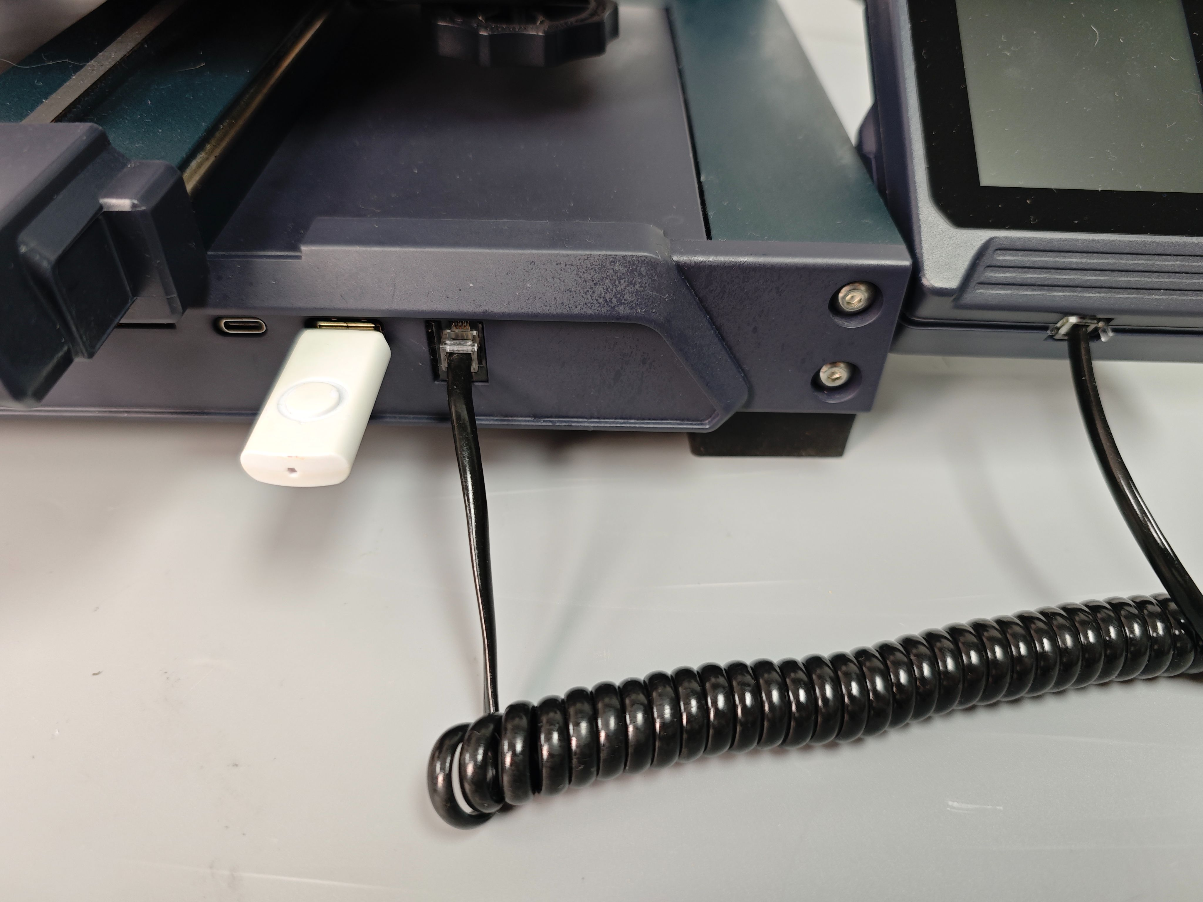 USB-адаптер Wi-Fi в единственном порту Neptune 4 Pro рядом с разъёмами Type-C и Ethernet