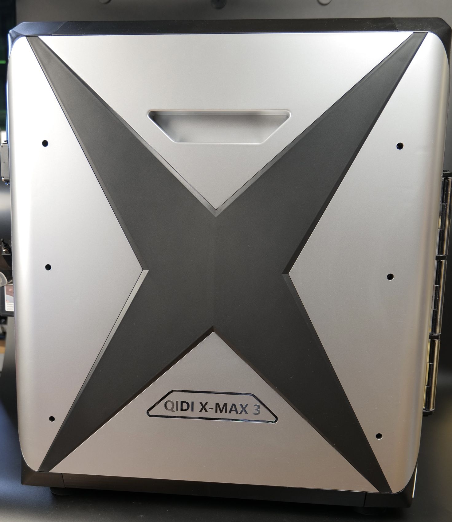 QIDI X-Max 3 — боковая панель с логотипом X