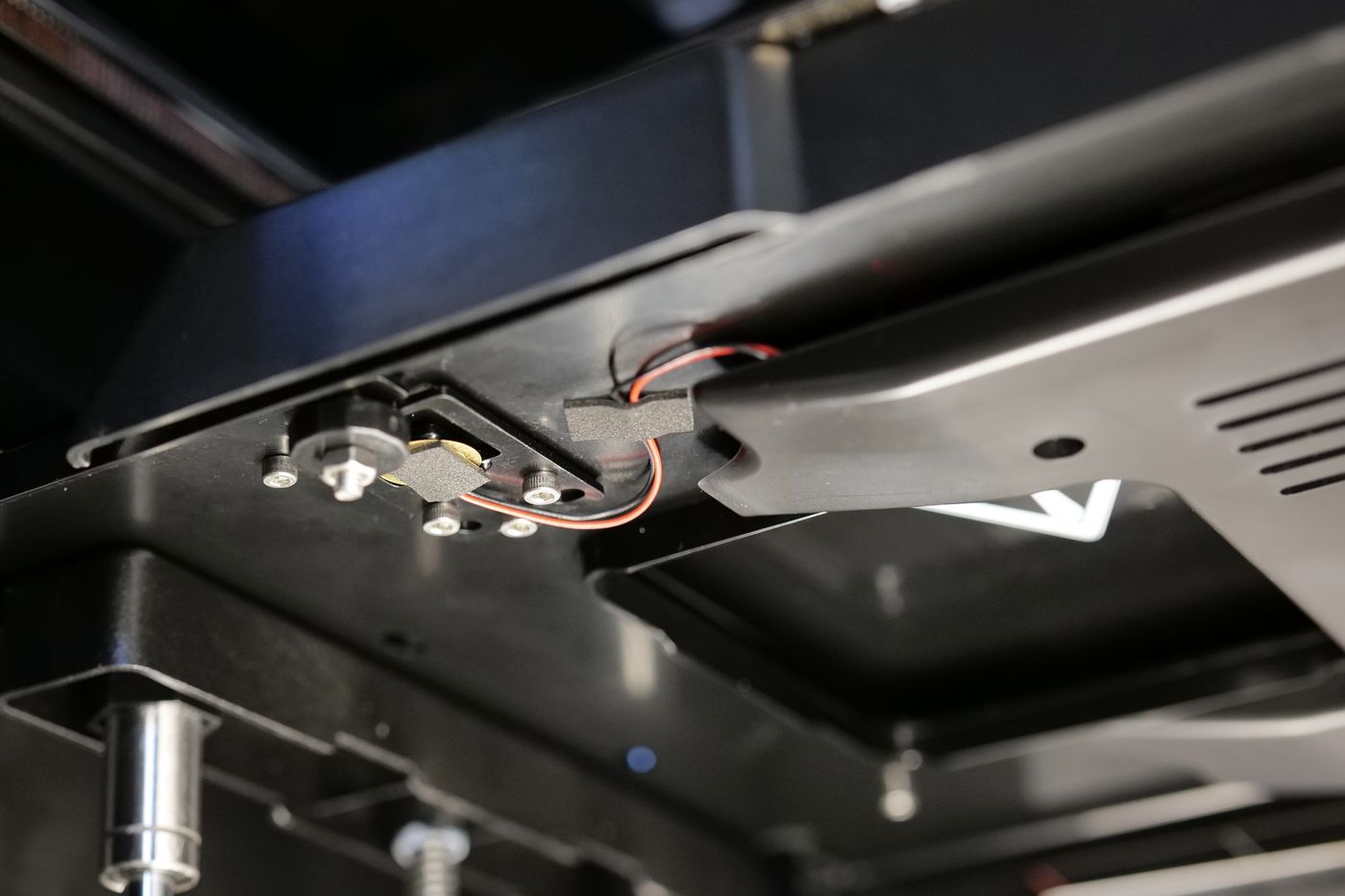 Piezo bed-pressure sensors under the QIDI Q1 Pro bed — the basis of its auto-leveling