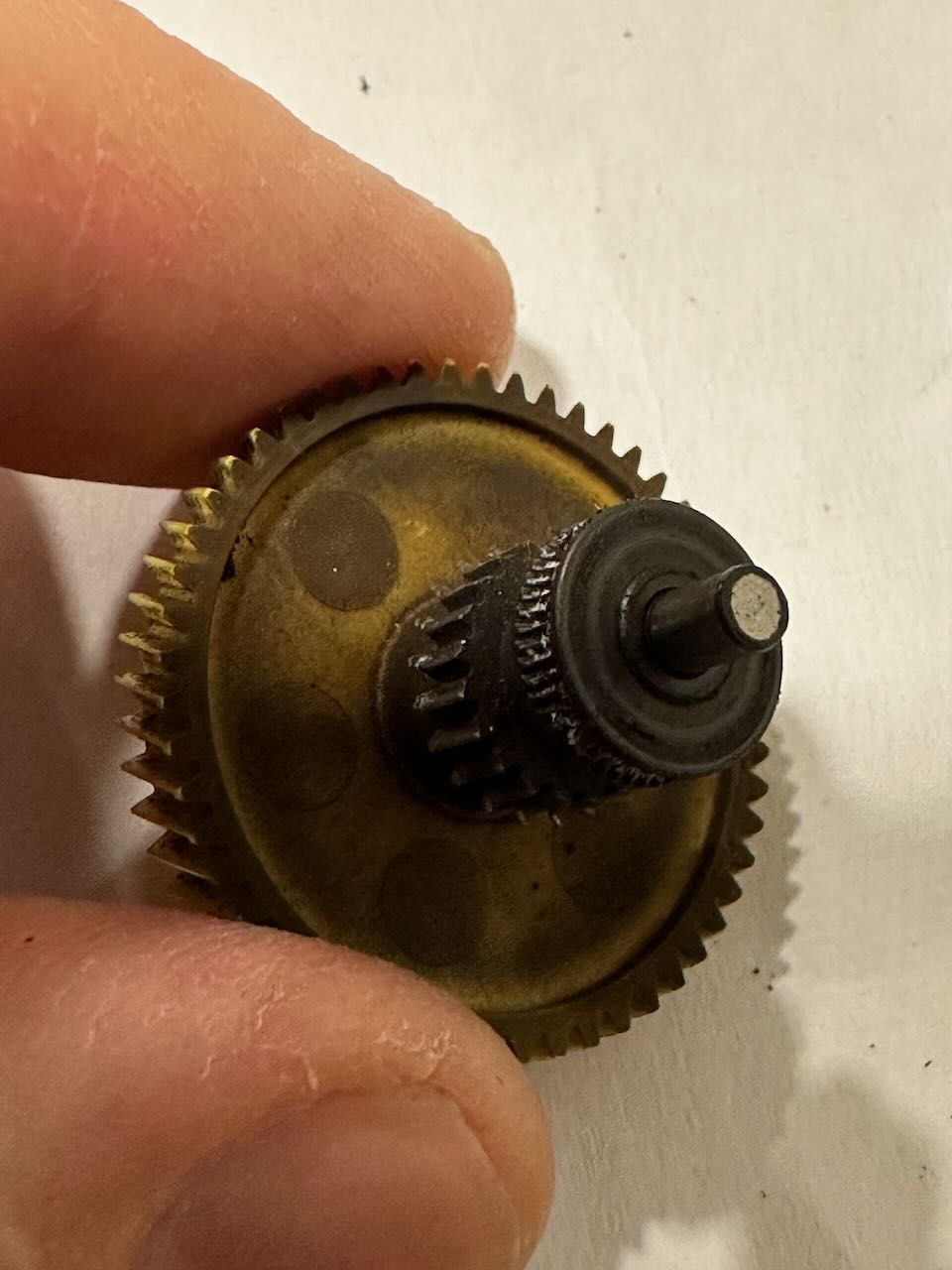 Крупный план стёртых зубчиков шестерни экструдера