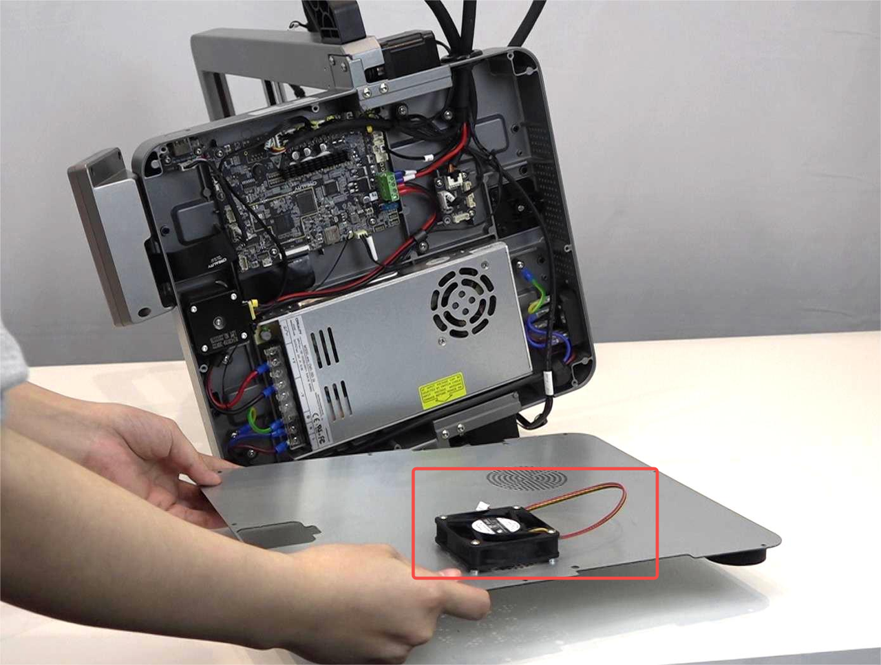 Снятая нижняя крышка Ender-3 V3 — mainboard fan выделен красной рамкой, рядом блок питания