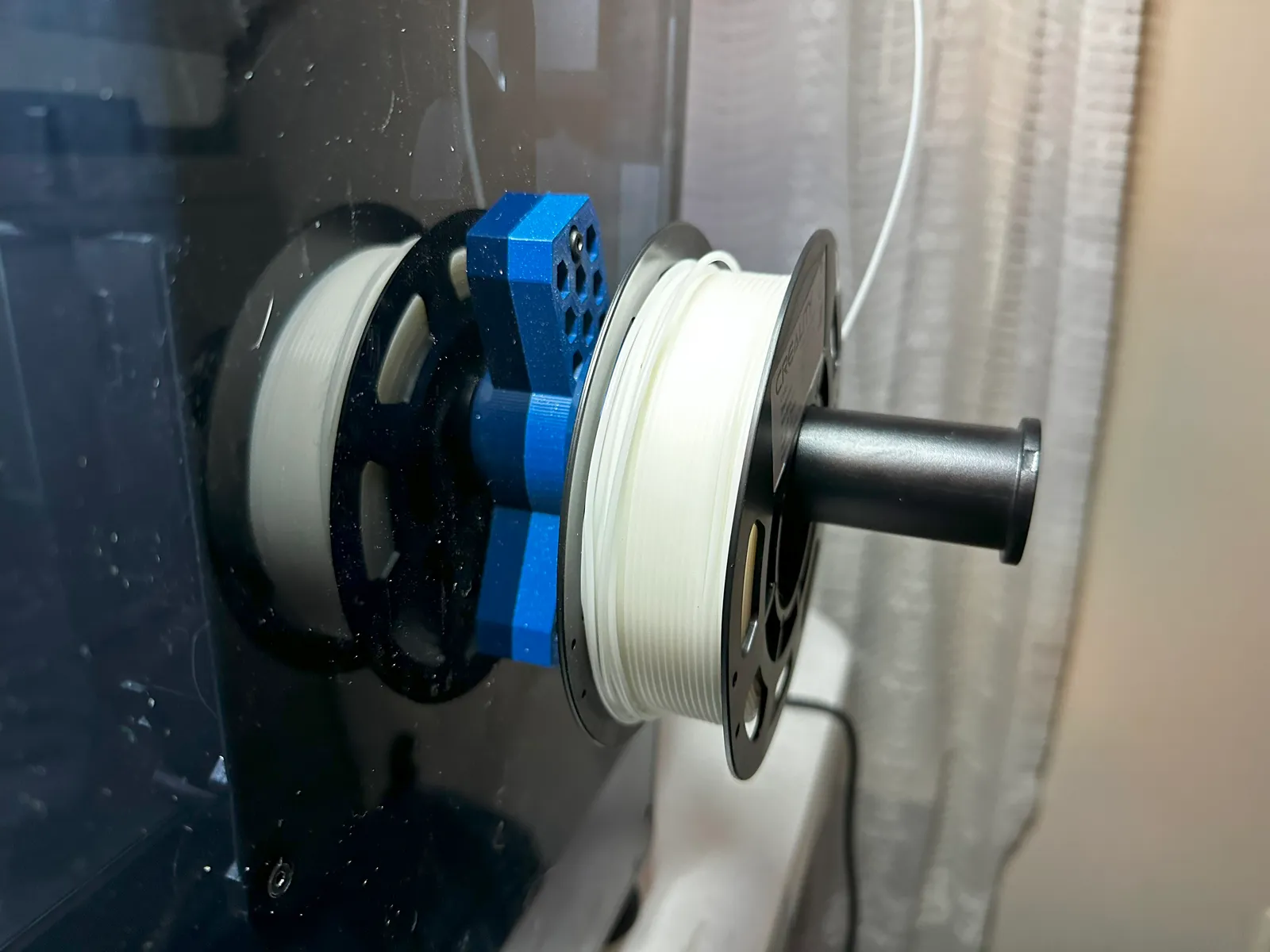 Печатный боковой держатель катушки на Creality K1C — катушка вынесена за корпус принтера