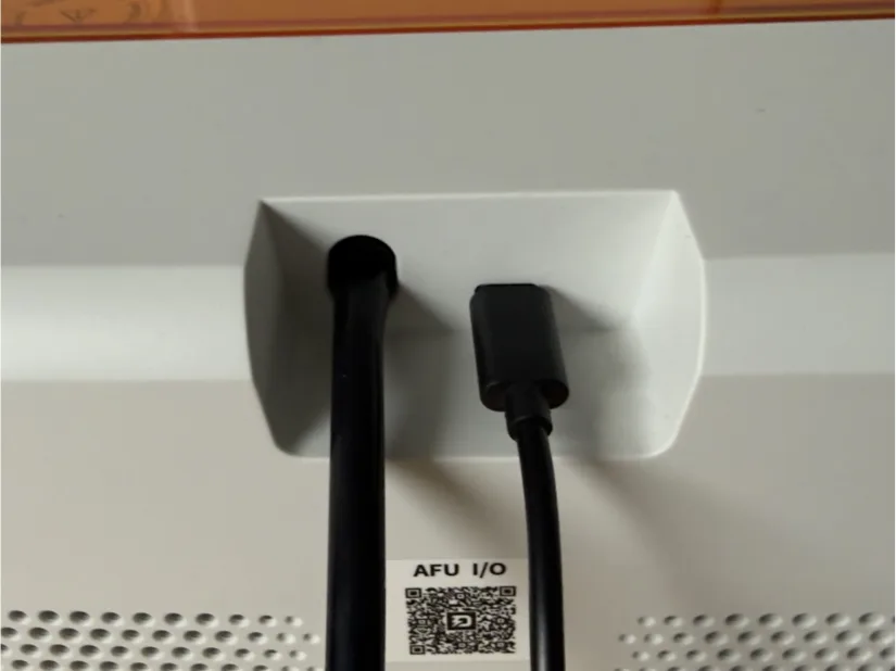 Задняя панель HALOT-X1: трубка подачи смолы и USB I/O AFU
