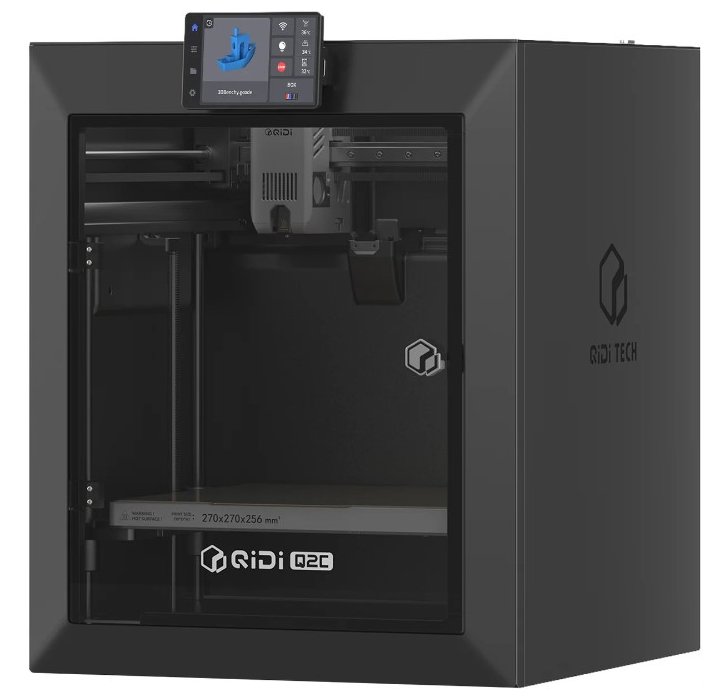 QIDI Q2C в 3/4 — чёрный закрытый корпус с брендингом QIDI TECH