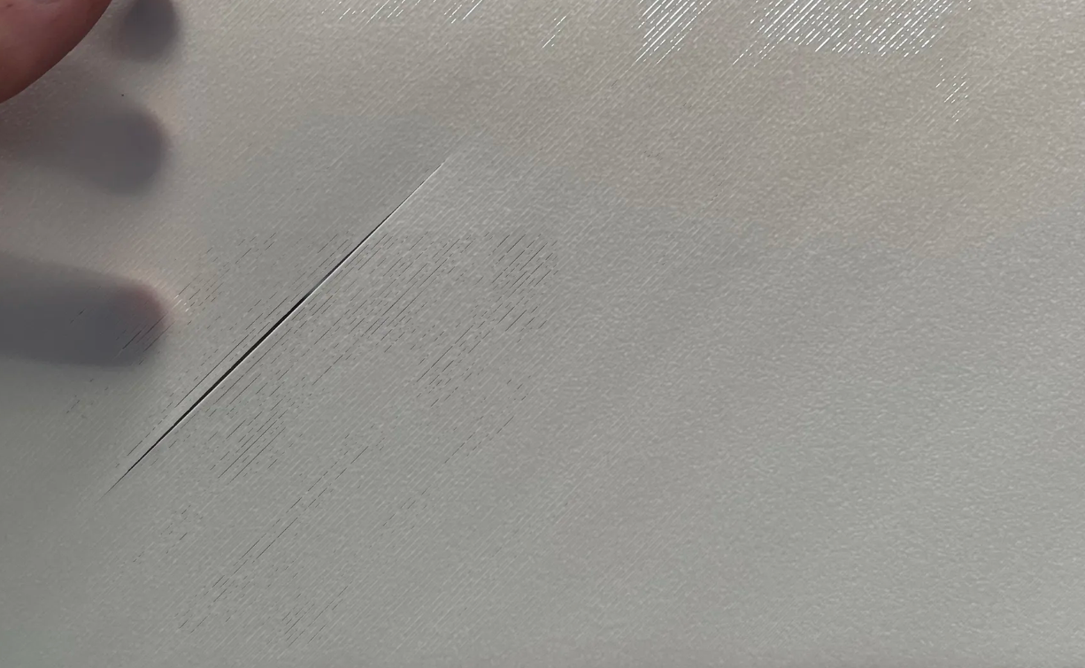 Трещины на первом слое — часто результат слишком быстрой печати или холодного стола