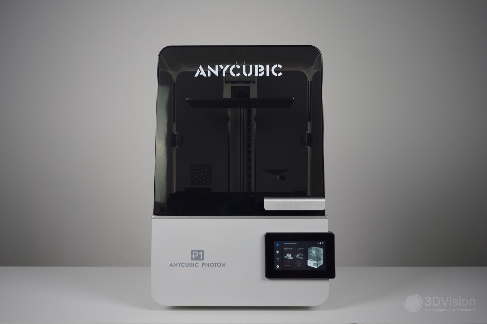 Фотополимерный принтер Anycubic Photon P1 — вид спереди с 4,5-дюймовым сенсорным экраном