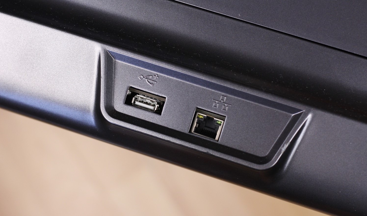 USB и RJ45 порт на нижней передней панели QIDI X-Max
