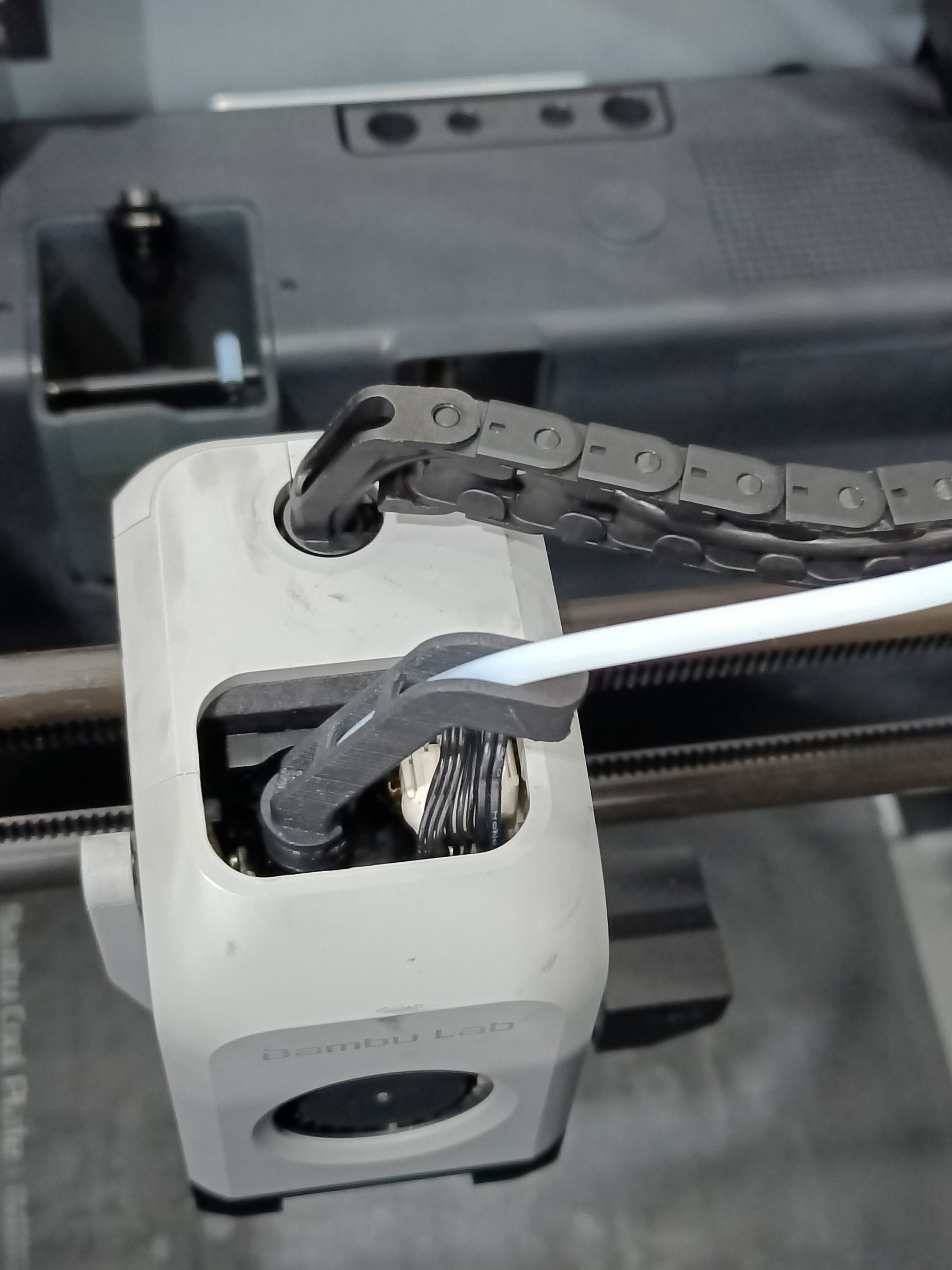 PTFE bracket (кронштейн), установленный над экструдером для предотвращения перегиба трубки