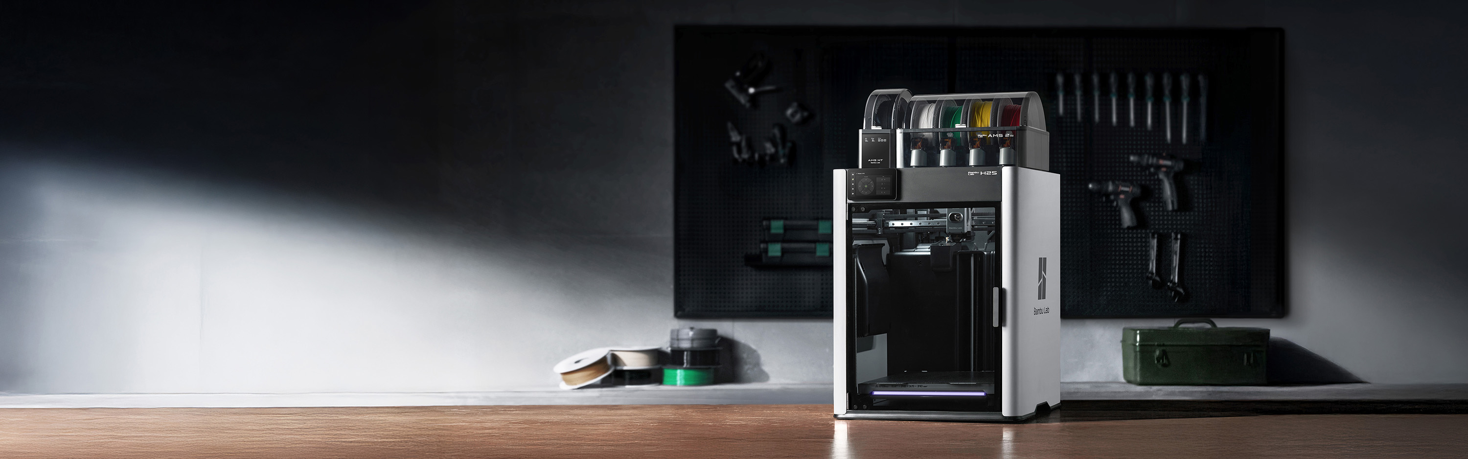 Bambu Lab H2S — крупноформатный 3D-принтер, вид с AMS 2 Pro