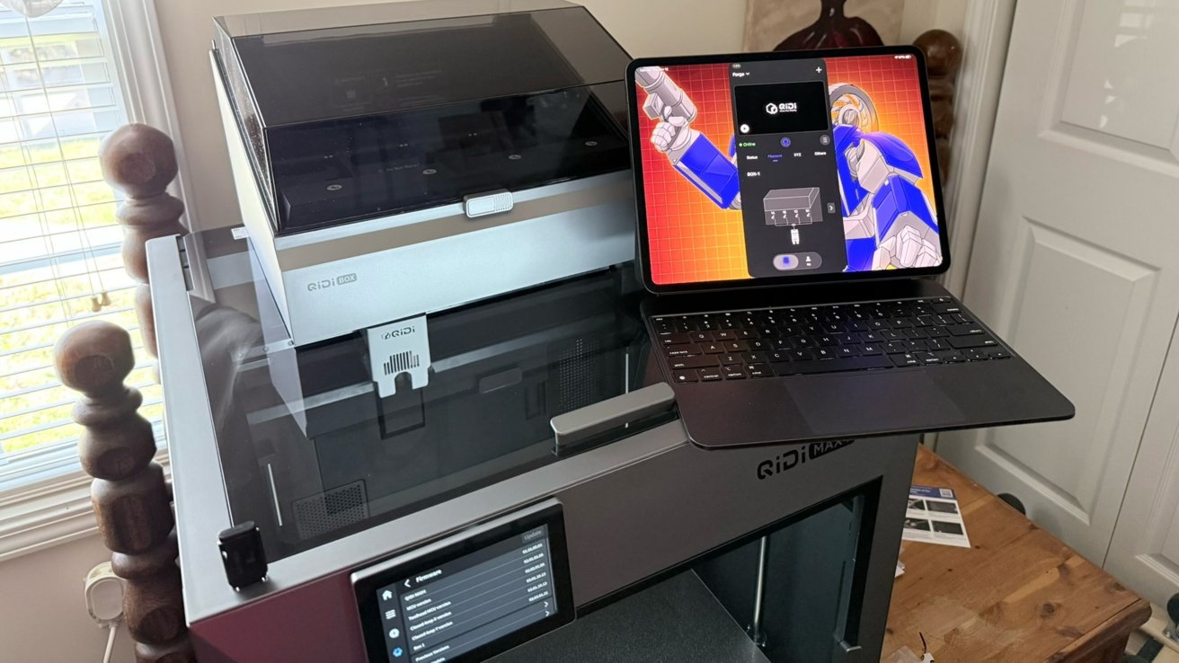QIDI Max4 с установленным сверху QIDI Box и управлением через приложение на планшете