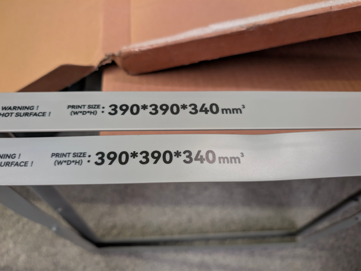 Накладка стола QIDI Max4 с маркировкой 390×390×340 мм — сравнение штатной и термостойкой ревизий