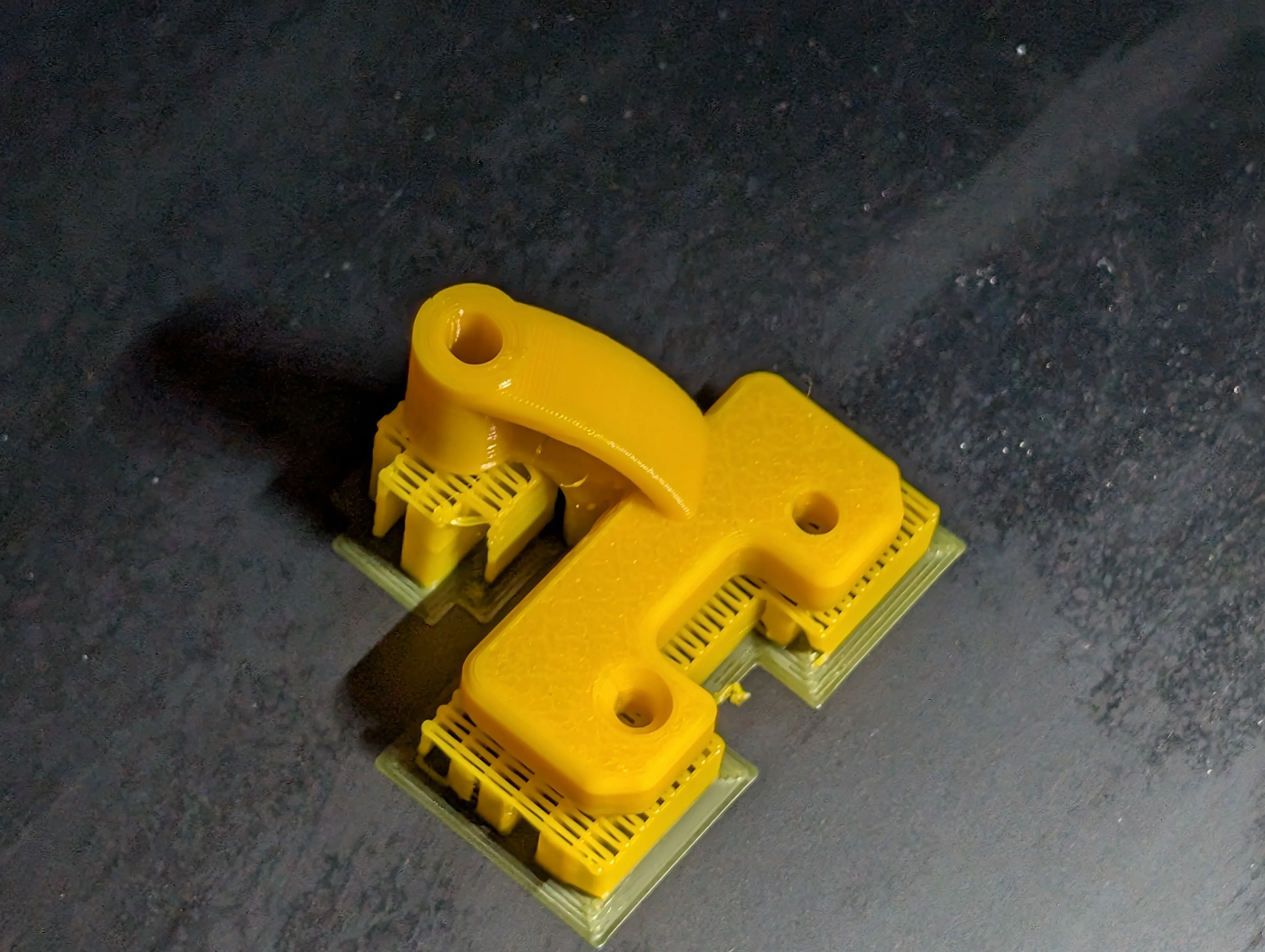 Жёлтая печатная деталь chain riser 12 мм с направляющей PTFE-трубки