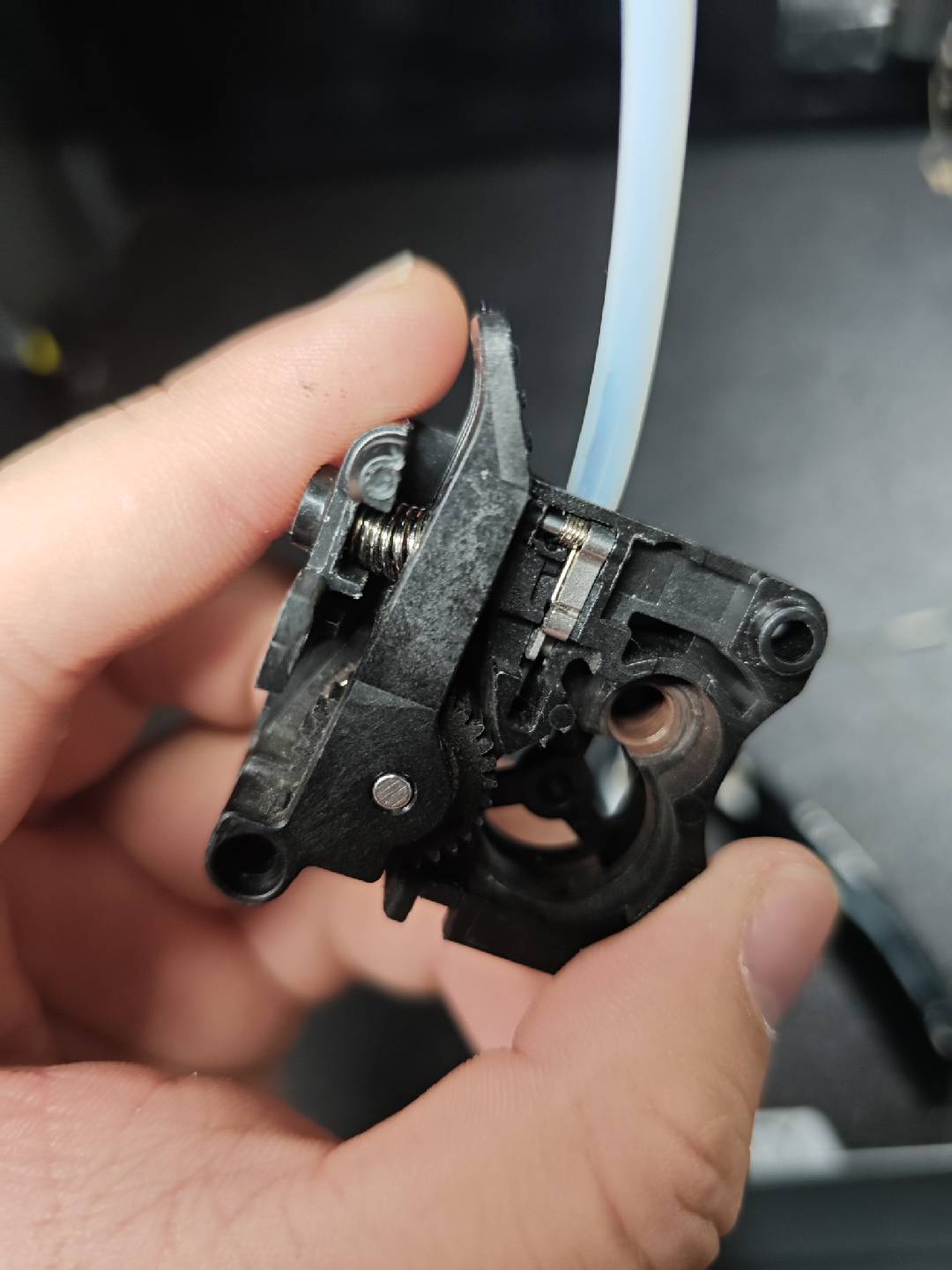 Внутренности экструдера K2 в разборе — видны шестерня подачи и точка заклинивания