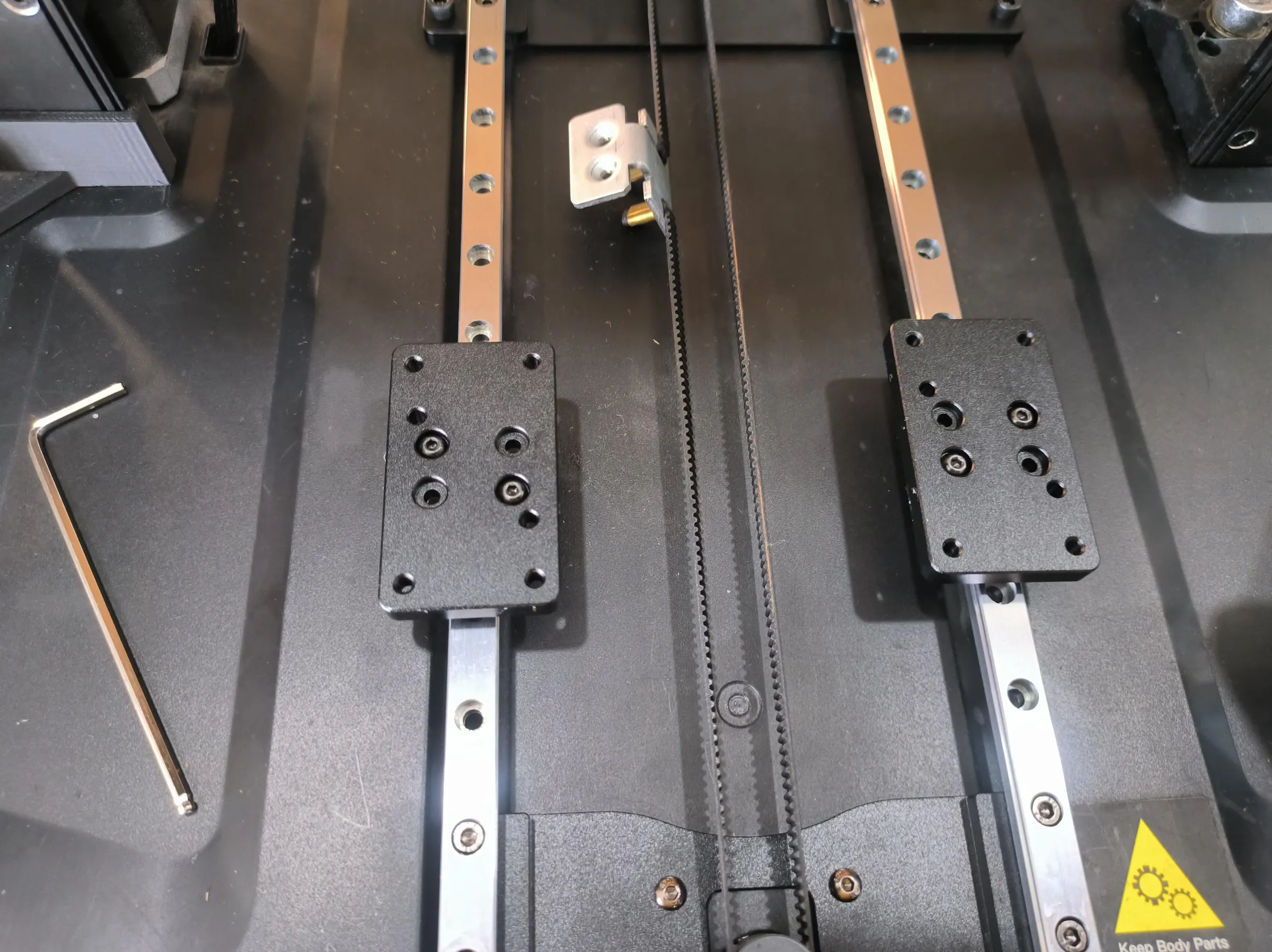 Установленный стол на новой Y-рельсе Ender 3 V3 SE
