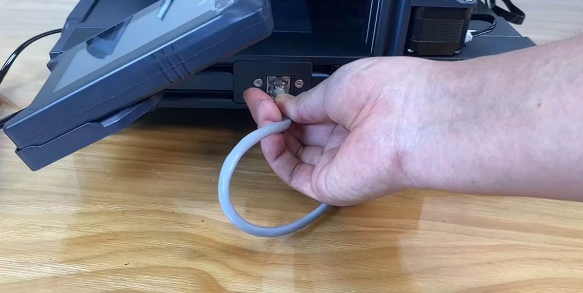 Кабель Ethernet подключается к сетевому порту Neptune 4