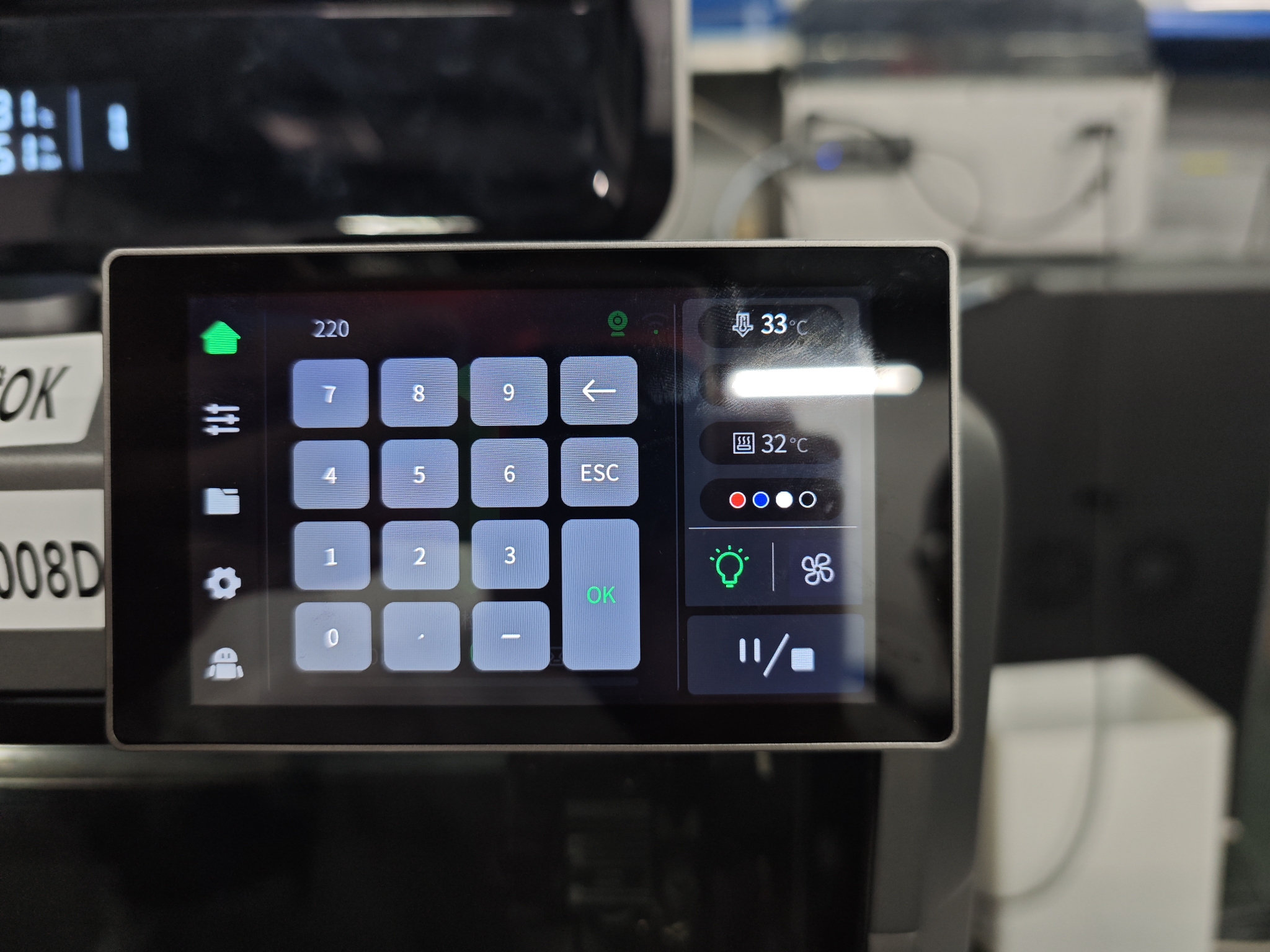 Экран K2 Plus: ввод температуры 220 °C — нагрев сопла перед извлечением застрявшего филамента