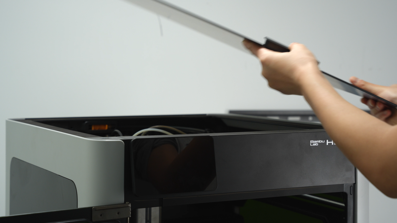 Пыль и сажа на линейном рельсе H2D после лазерной гравировки