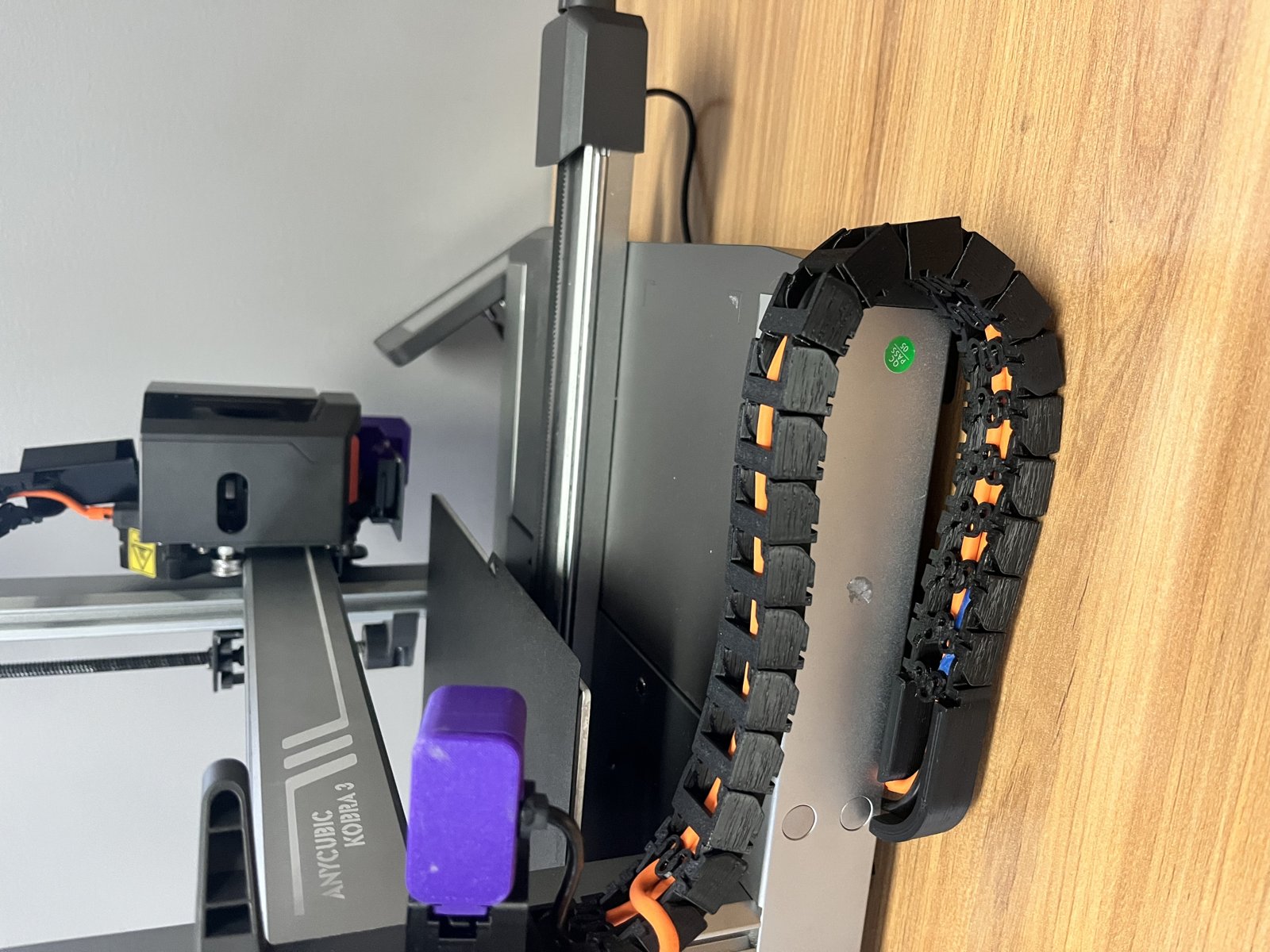 Печатная кабель-цепь на боковой стойке Anycubic Kobra 3