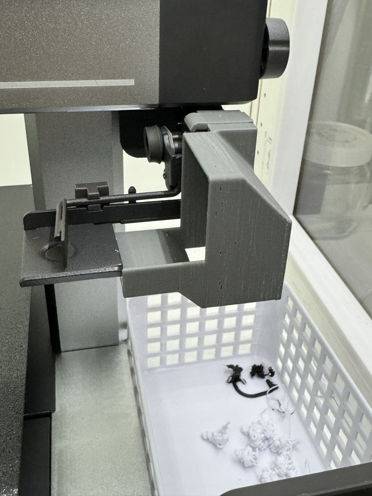 Печатный дефлектор отходов на Anycubic Kobra 3 направляет обрезки в корзину