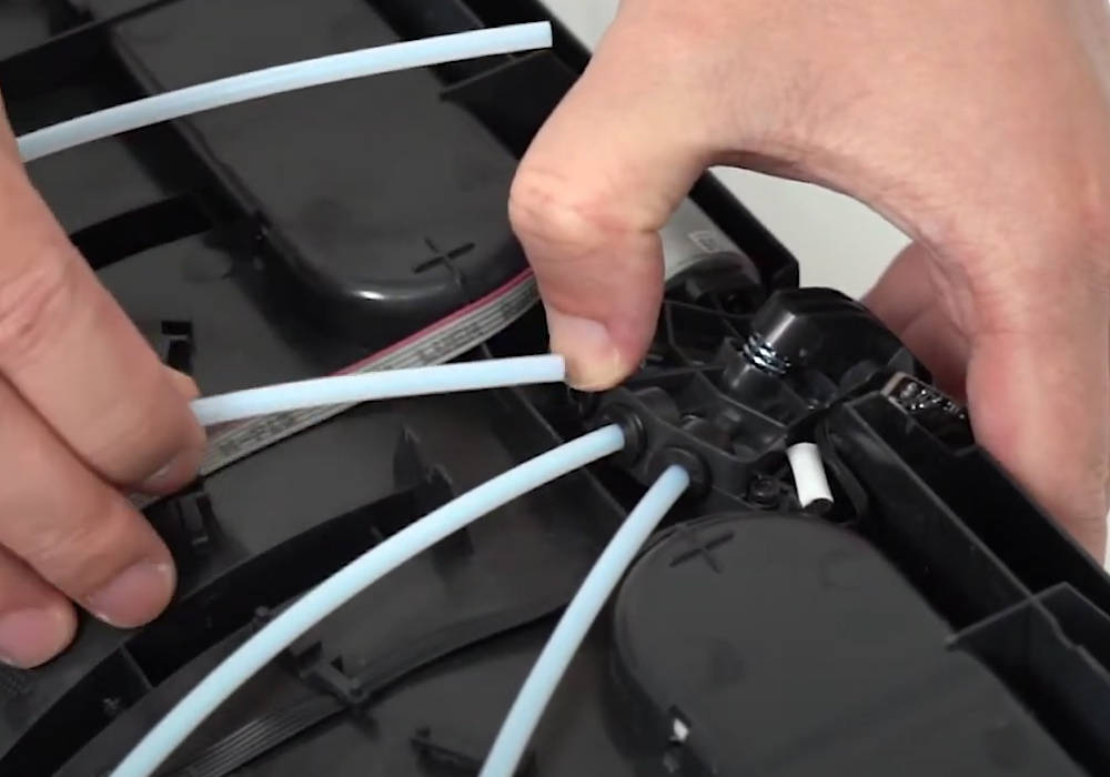 Шаг 4: нажмите на чёрные кольца для извлечения трубок из хаба